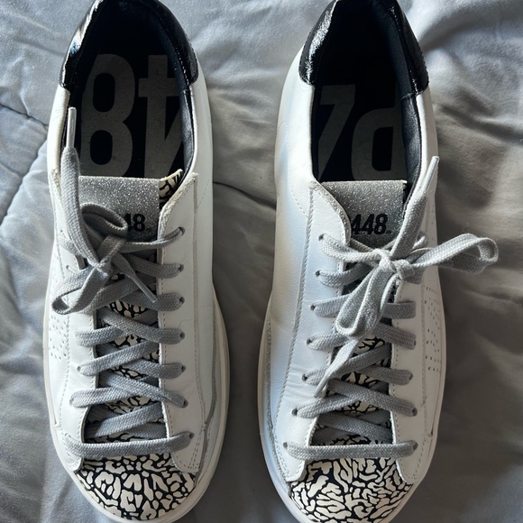 P448 John low top sneaker like new women’s 8.5 - Picture 2 of 9